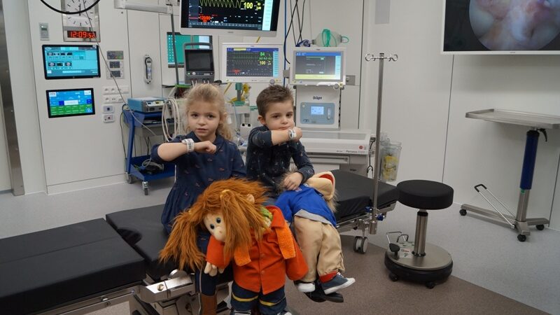 Lily en Leon tonen polsbandje in operatiezaal
